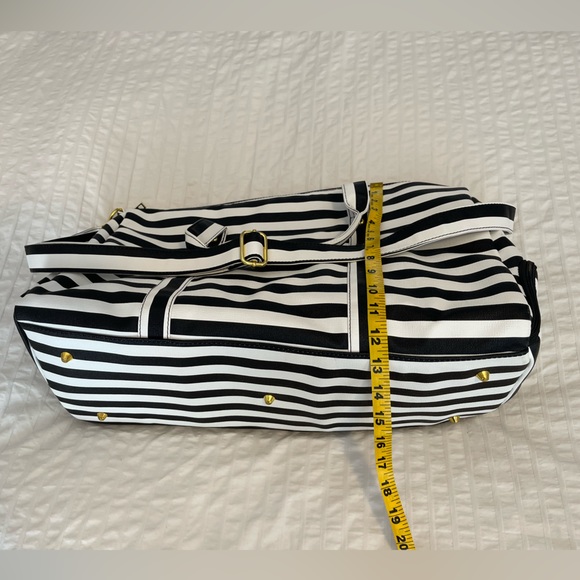 Weekend/gym bag vegan leather no tag but like new - Picture 7 of 12